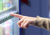 「自動販売機」もIDカードで購入し、あとから自動精算機でまとめて決済可能です。